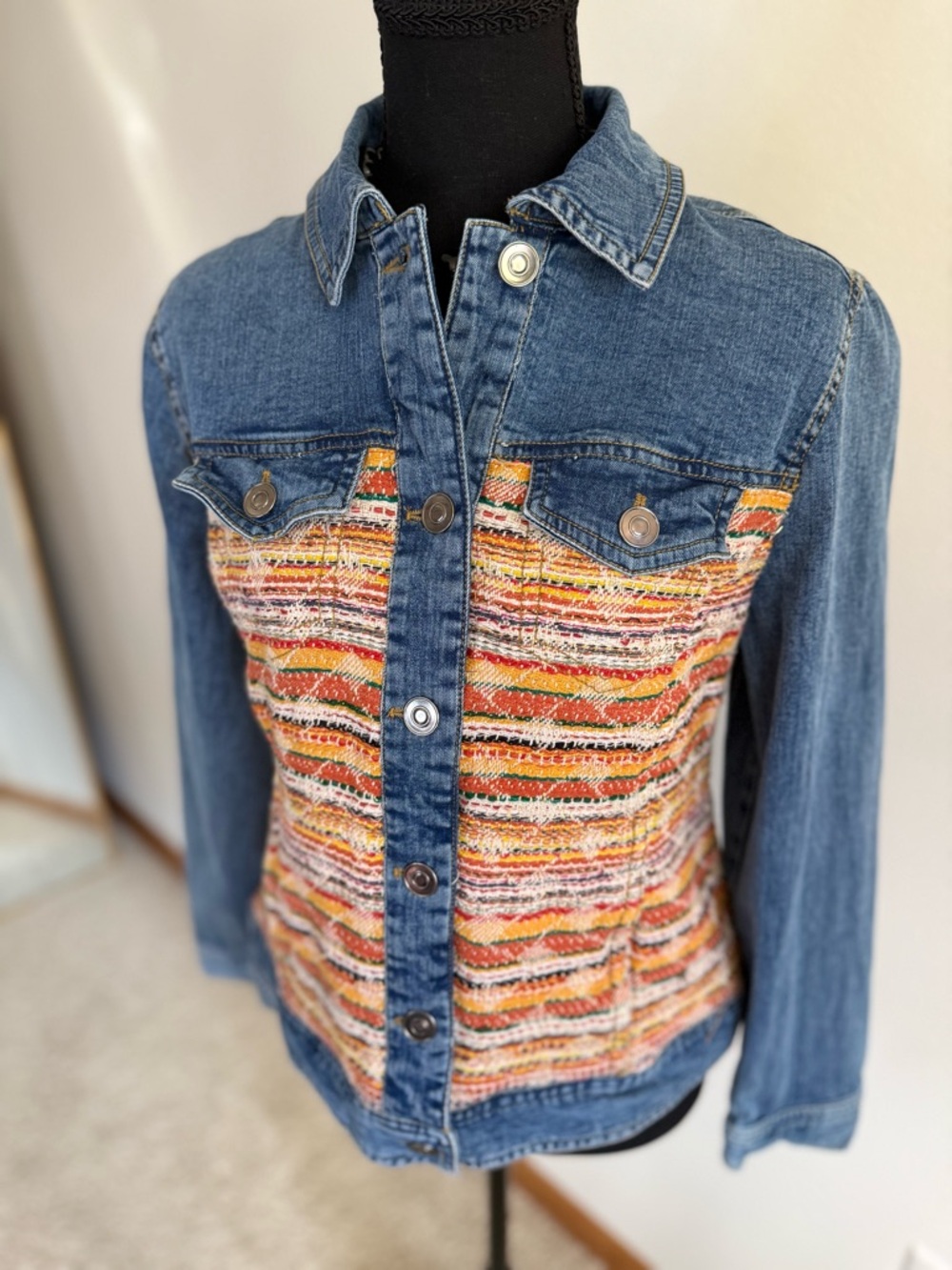 Chico’s Cropped Denim Jacket Textured Boho Panel Size 0 Small Statement - Picture 8 of 8